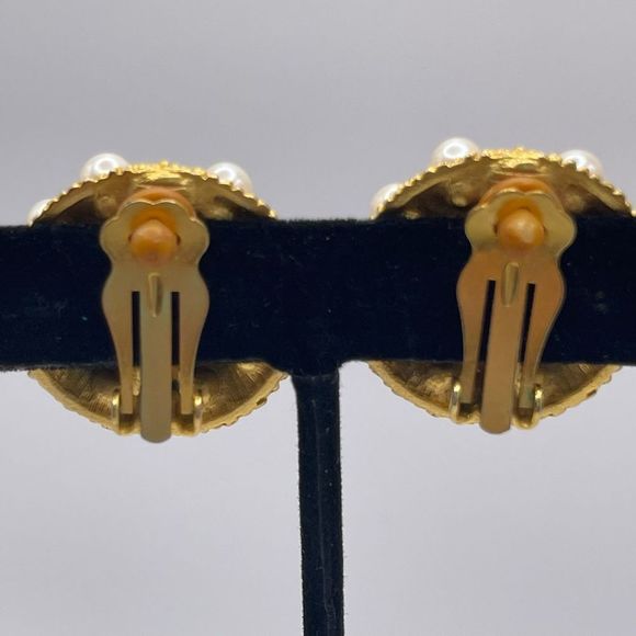 Vintage gold tone faux pearl clip on button style earrings - Picture 6 of 7